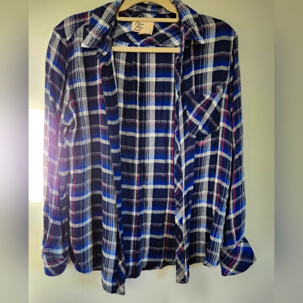 Lightweight women's plaid buttondown
